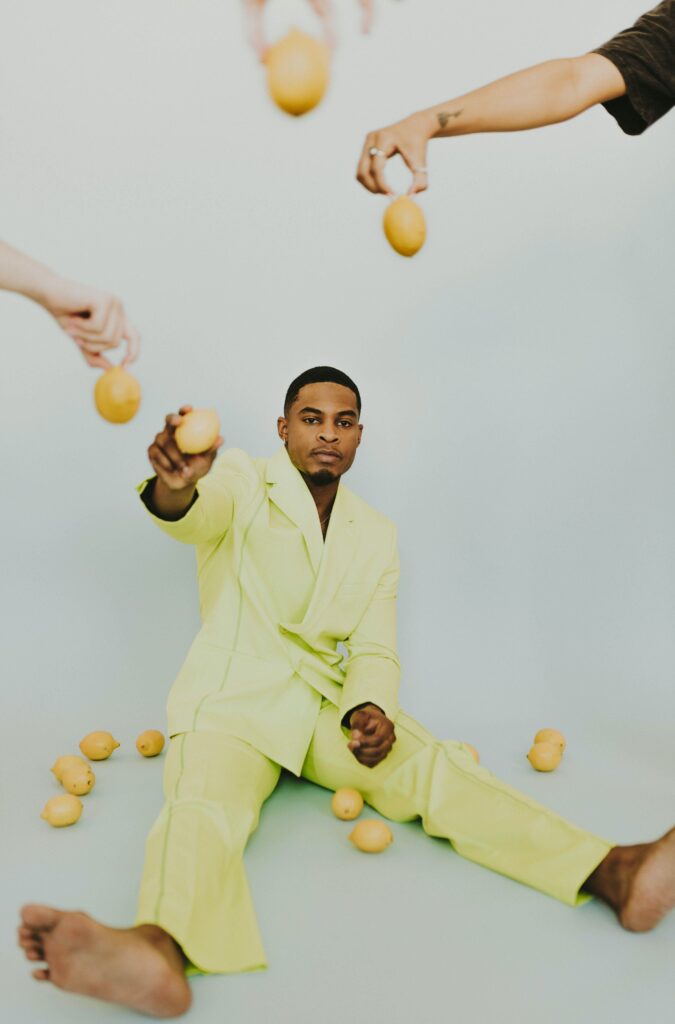 Recetas de cocina con Limón. Muchacho sentado entre limones.